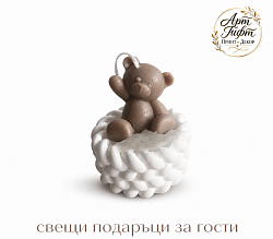 Свещ Мече в кошничка в кафяво